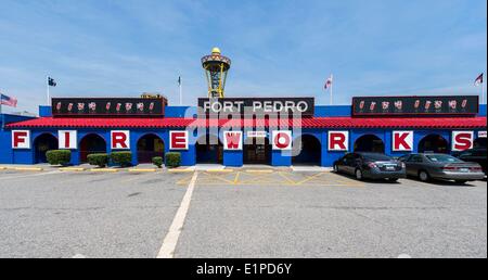Hamer, Caroline du Sud, USA. Le 08 juin, 2014. Un bâtiment dédié à la vente d'artifice à au sud de la frontière, une roadside attraction sur l'Interstate 95 sur la frontière de la Caroline du Nord et du Sud. Au sud de la frontière est connu pour sa haute-camp de style et l'architecture d'Adobe est une destination de repos pour toute personne conduisant à partir du nord-est de la Floride. Crédit : Brian Cahn/ZUMAPRESS.com/Alamy Live News Banque D'Images