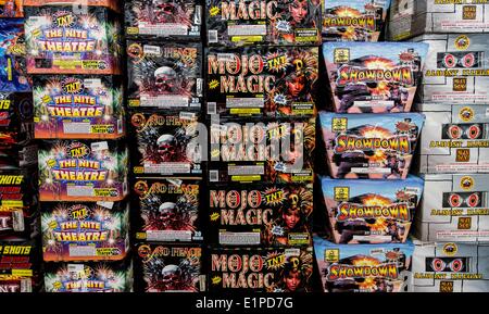 Hamer, Caroline du Sud, USA. Le 08 juin, 2014. Boîtes d'artifice en vente au sud de la frontière, une roadside attraction sur l'Interstate 95 sur la frontière de la Caroline du Nord et du Sud. Au sud de la frontière est connu pour sa haute-camp de style et l'architecture d'Adobe est une destination de repos pour toute personne conduisant à partir du nord-est de la Floride. Crédit : Brian Cahn/ZUMAPRESS.com/Alamy Live News Banque D'Images