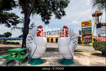 Hamer, Caroline du Sud, USA. Le 08 juin, 2014. Vue sur le Sud de la frontière, un roadside attraction sur l'Interstate 95 sur la frontière de la Caroline du Nord et du Sud. Au sud de la frontière est connu pour sa haute-camp de style et l'architecture d'Adobe est une destination de repos pour toute personne conduisant à partir du nord-est de la Floride. Crédit : Brian Cahn/ZUMAPRESS.com/Alamy Live News Banque D'Images