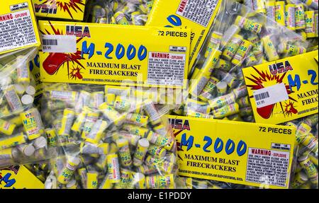 Hamer, Caroline du Sud, USA. Le 08 juin, 2014. Les pétards à vendre au sud de la frontière, une roadside attraction sur l'Interstate 95 sur la frontière de la Caroline du Nord et du Sud. Au sud de la frontière est connu pour sa haute-camp de style et l'architecture d'Adobe est une destination de repos pour toute personne conduisant à partir du nord-est de la Floride. Crédit : Brian Cahn/ZUMAPRESS.com/Alamy Live News Banque D'Images