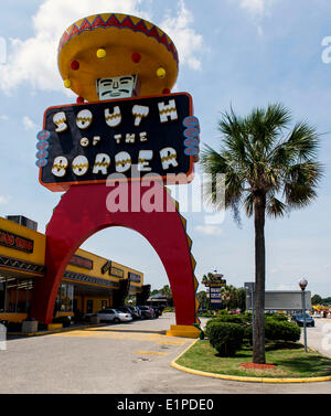 Hamer, Caroline du Sud, USA. Le 08 juin, 2014. Vue sur le Sud de la frontière, un roadside attraction sur l'Interstate 95 sur la frontière de la Caroline du Nord et du Sud. Au sud de la frontière est connu pour sa haute-camp de style et l'architecture d'Adobe est une destination de repos pour toute personne conduisant à partir du nord-est de la Floride. Crédit : Brian Cahn/ZUMAPRESS.com/Alamy Live News Banque D'Images