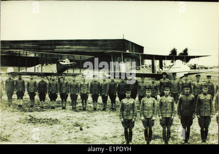 Le 1st Aero Squadron a été la première unité d'aviation militaire des États-Unis, établie pendant la première Guerre mondiale. Cette collection comprend des photos historiques des activités de l'escadron et de ses contributions aux premiers combats aériens pendant la guerre. Banque D'Images