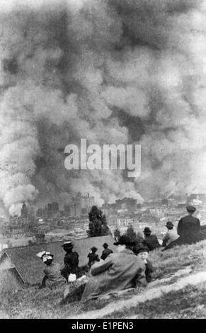 Les spectateurs assis sur une colline regardant consomment les feux de la ville après le tremblement de terre de San Francisco de 1906. Banque D'Images