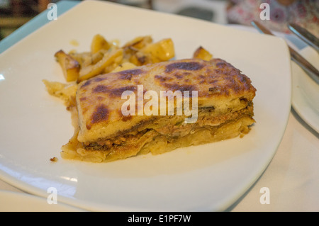 Une plaque de la moussaka servi sur table en Antoninis Restaurant Banque D'Images