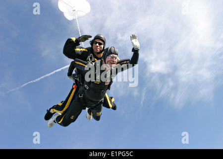 L'ancien président George H. W. Bush marque son 80ème anniversaire avec un saut en tandem avec l'armée américaine Golden Knights Parachute Team 14 juin 2004 à College Station, Texas. Banque D'Images