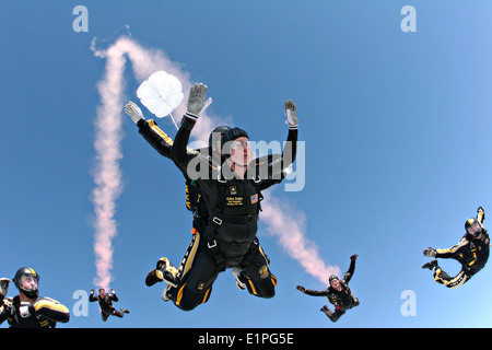 L'ancien président George H. W. Bush marque son 85e anniversaire avec un saut en tandem à partir de 10 500 pieds avec le Sgt. 1re classe Mike Elliott de l'armée américaine Golden Knights Parachute Team le 9 novembre 2007 à Kennebunkport, Maine. Banque D'Images