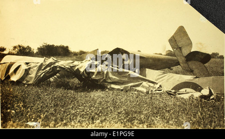 Cette image capture les conséquences d'un accident impliquant un avion Nieuport 17 piloté par le lieutenant Neville pendant la première Guerre mondiale, soulignant les dangers auxquels sont confrontés les pilotes dans le conflit. Banque D'Images