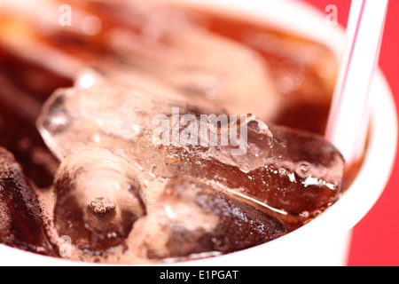 La macro dans un verre de Coca-Cola pour les aliments. Banque D'Images