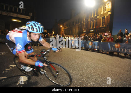 Londres, Royaume-Uni. 07Th Juin, 2014. Un cavalier sur le Critérium Hommes Élite Schwalbe course de VTT dans le dur virage dos droit au cours de l'événement cycliste nocturne Londres Jupiter. La course a été remportée par Tobyn Horton (Madison Genesis) avec un temps de 44mn13s. Crédit : Michael Preston/Alamy Live News Banque D'Images