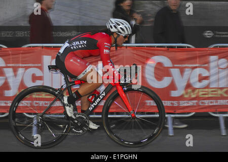 Londres, Royaume-Uni. 07Th Juin, 2014. Un cavalier en accélérant le long de la ligne droite arrière lors de l'élite féministe Critérium course de VTT à l'événement cycliste nocturne Londres Jupiter. La course a été remportée par Nicola Genévrier (rotor) 28mn Echelon52sec. Crédit : Michael Preston/Alamy Live News Banque D'Images