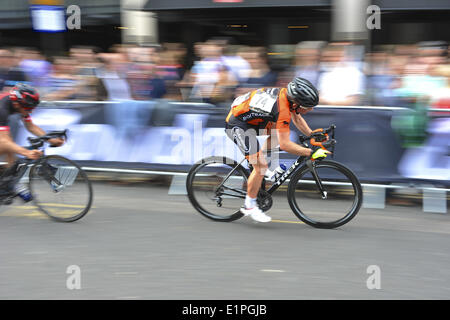 Londres, Royaume-Uni. 07Th Juin, 2014. Riders en accélérant le long de la ligne droite arrière pendant la journée de vélo de Leigh Kermesse au cours de l'événement cycliste nocturne Londres Jupiter. La course a été remportée par Alex frappe (Neon-Velo) avec un temps de 37min06sec. Crédit : Michael Preston/Alamy Live News Banque D'Images