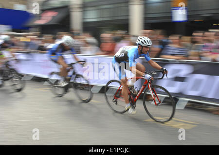 Londres, Royaume-Uni. 07Th Juin, 2014. Riders en accélérant le long de la ligne droite arrière pendant la journée de vélo de Leigh Kermesse au cours de l'événement cycliste nocturne Londres Jupiter. La course a été remportée par Alex frappe (Neon-Velo) avec un temps de 37min06sec. Crédit : Michael Preston/Alamy Live News Banque D'Images