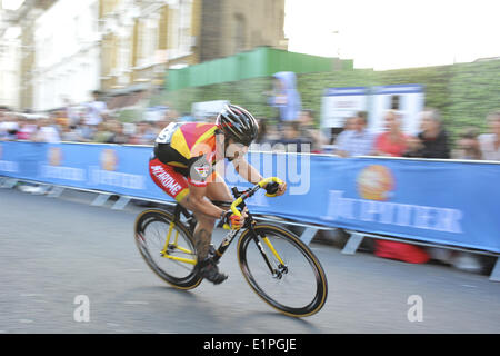 Un cavalier en accélérant le long de la ligne droite au cours de la piste Condor Bike Race Critérium de vélo au cours de l'événement cycliste nocturne Londres Jupiter. La course a été remportée par Paolo Bravini (Cinelli Chrome) avec un temps de 14min59sec. Banque D'Images