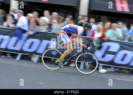 Un cavalier en accélérant le long de la ligne droite au cours de la piste Condor Bike Race Critérium de vélo au cours de l'événement cycliste nocturne Londres Jupiter. La course a été remportée par Paolo Bravini (Cinelli Chrome) avec un temps de 14min59sec. Banque D'Images