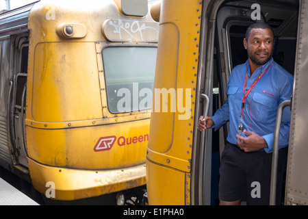 Brisbane Australie,South Brisbane Station,Queensland Rail City network,train,TransLink,Black man men male,employee employees worker worker working St Banque D'Images