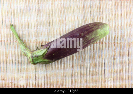 L'aubergine pourpre sur fond noir motif bambou. Banque D'Images