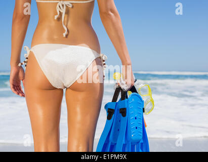 Fit woman in bikini blanc tenue de plongée avec tuba sur la plage Banque D'Images