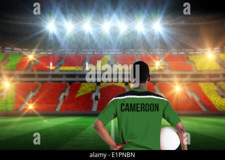 Image composite du Cameroun football player holding ball Banque D'Images