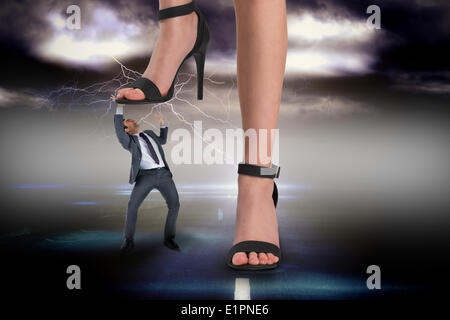 Image composite des pieds de sandales noires marche sur le businessman Banque D'Images