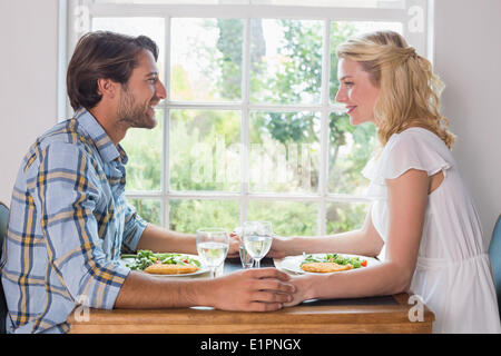 Cute smiling couple avoir un repas ensemble Banque D'Images