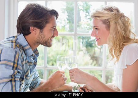 Cute smiling couple avoir un repas ensemble Banque D'Images