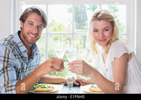 Cute smiling couple avoir un repas ensemble Banque D'Images