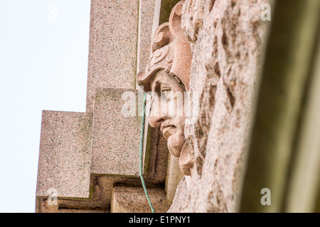 Statue de tête humaine qui sort d'un mur Banque D'Images