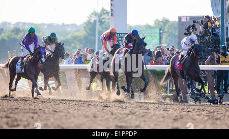 Elmont, NY, USA. 7 juin, 2014. Cheval de course Tonalist, monté par jockey Joel Rosario, remporte la 146e exécution de la Belmont Stakes, à Belmont Park à Elmont, NY, le 7 juin 2014. Le favori, California Chrome n'a pas réussi à remporter la triple couronne comme il a terminé la course 4ème. (Photo par Ting Shen/NurPhoto) © Ting Shen/NurPhoto ZUMAPRESS.com/Alamy/Live News Banque D'Images