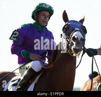 Elmont, NY, USA. 7 juin, 2014. Ukraine : les chevaux monté par jockey Victor Espinoza passage à la ligne de départ à Belmont Park à Elmont, NY, États-Unis le 7 juin 2014. California Chrome n'est pas parvenu à décrocher le Triple Couronne comme il a terminé la course 4ème. (Photo par Ting Shen/NurPhoto) (Photo par Ting Shen/NurPhoto) © Ting Shen/NurPhoto ZUMAPRESS.com/Alamy/Live News Banque D'Images