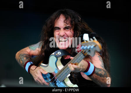 Brno, République tchèque. 8 juin, 2014. Steve Harris de Iron Maiden bande divers films britanniques en photo pendant le concert à Brno, en République tchèque, le 8 juin 2014. La bande se rend à Brno dans la tour Maiden England. Photo : CTK Vaclav Salek/Photo/Alamy Live News Banque D'Images