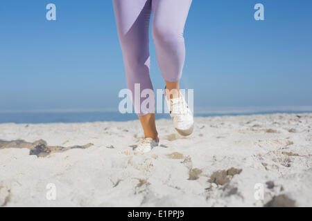 Pieds de femme sportive sur le sable Banque D'Images