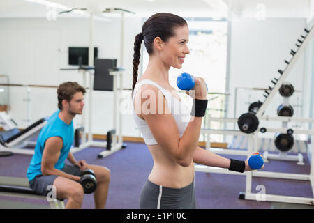 Mettre en place l'entraînement avec haltères courtes bleu brune Banque D'Images