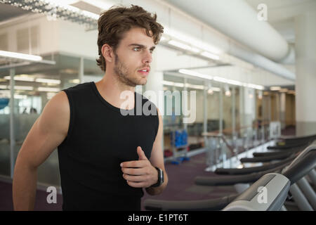 Monter man jogging sur le tapis roulant Banque D'Images