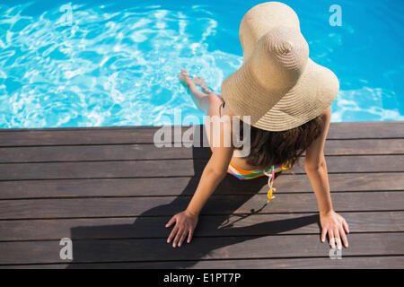 Belle brune en bikini s'asseoir près de la piscine pataugeoire pour enfants Banque D'Images