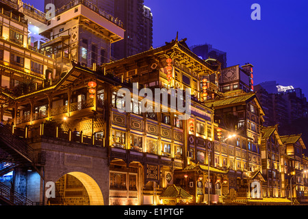 Chongqing, Chine à Hongyadong hillside bâtiments. Banque D'Images