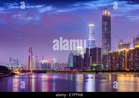 Guangzhou, Chine skyline sur la rivière des Perles. Banque D'Images