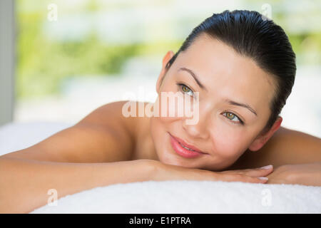 Smiling brunette lying on massage table Banque D'Images