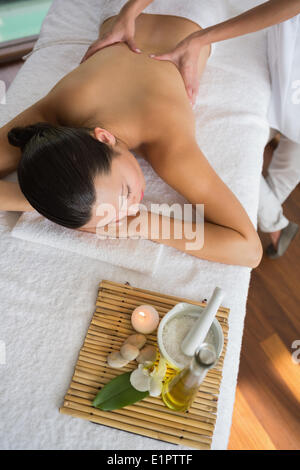 Bénéficiant d'une brunette avec des soins de beauté massage à côté Banque D'Images