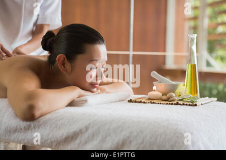 Bénéficiant d'une brunette avec des soins de beauté massage à côté Banque D'Images