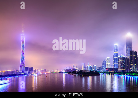 Guangzhou, Chine skyline sur la rivière des Perles. Banque D'Images