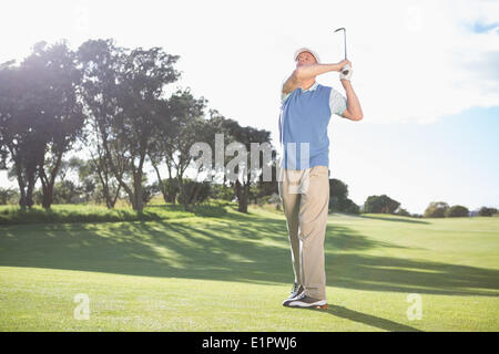 Swinging golfeur sur l'herbe Banque D'Images