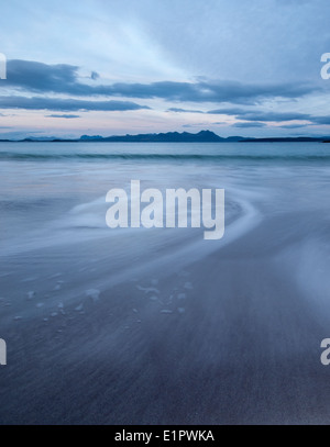 Le mouvement de la mer, plage à Mellon Udrigle avec les montagnes de l'Assynt Coigach et dans l'arrière-plan, Wester Ross, Scotland Banque D'Images