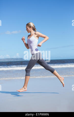 Mettre en place l'accent sur la plage blonde marcher pieds nus Banque D'Images