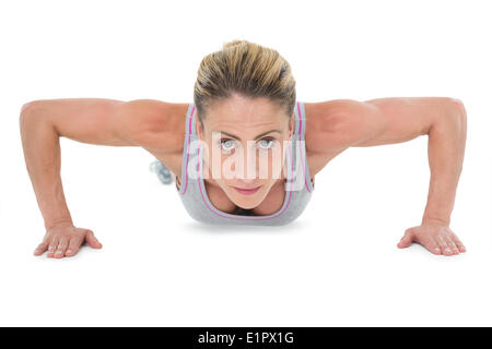Forte femme faire appuyez sur up looking at camera Banque D'Images