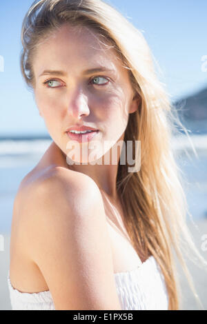 Woman in white dress posing sur la plage Banque D'Images