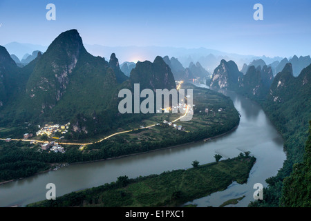 Paysage de montagnes karstiques sur la rivière Li à Xingping, Province du Guangxi, Chine. Banque D'Images