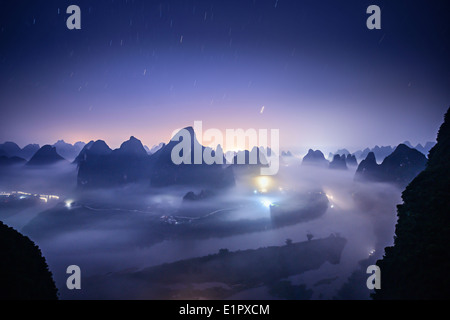 Paysage de montagnes karstiques sur la rivière Li à Xingping, Province du Guangxi, Chine. Banque D'Images