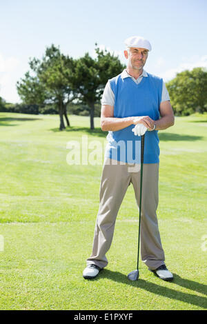 Golfeur gaie smiling at camera holding son club Banque D'Images