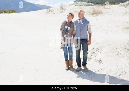 Beau couple holding hands permanent sur la plage Banque D'Images