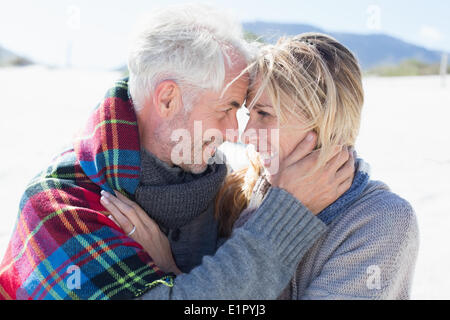 Heureux couple mariés sur la plage Banque D'Images